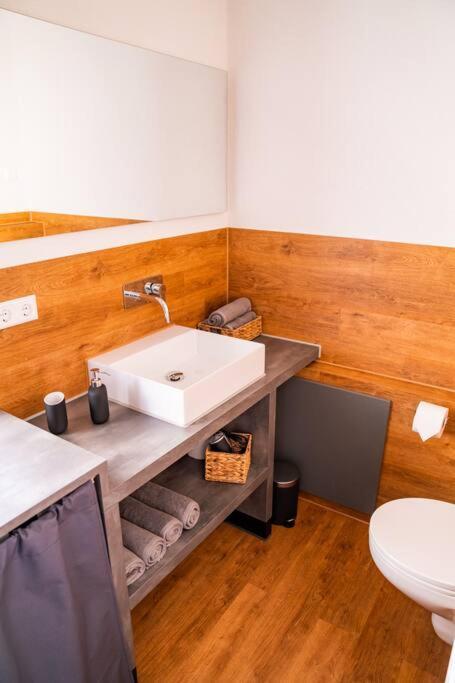 Neu Renoviertes Ferienhaus/Wohnunng Kleine Auszeit Sonnenbühl Eksteriør billede